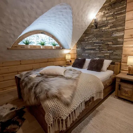 Osada Jaworzyny Gron Z Jaskinia *